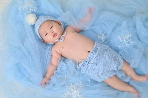 广州代怀供卵公司宝宝上眼皮肿